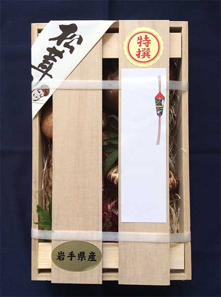 桐箱入りの松茸
