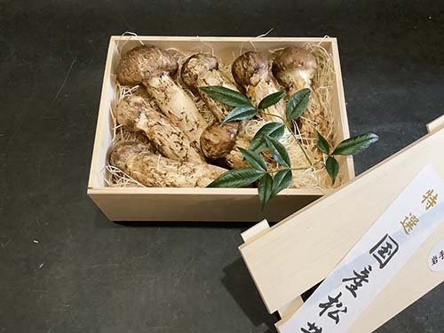 華